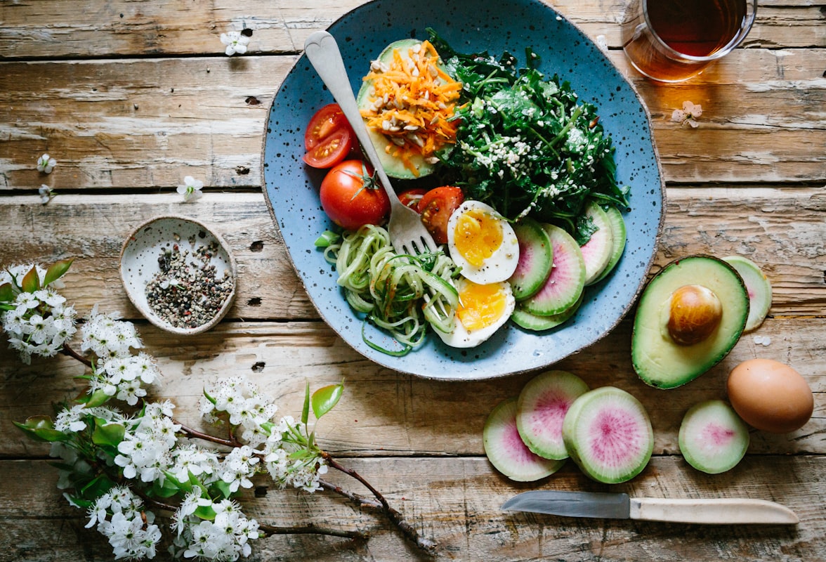 Nutritionist explaining personalized plan methodology